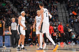 样表现亮眼 样表现亮眼